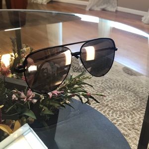 BLACK/SILVER MIRRORED QUAY SUNGLASSES